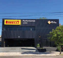 Vista exterior del Performance Center PyL Neumáticos Córdoba Sagrada Familia